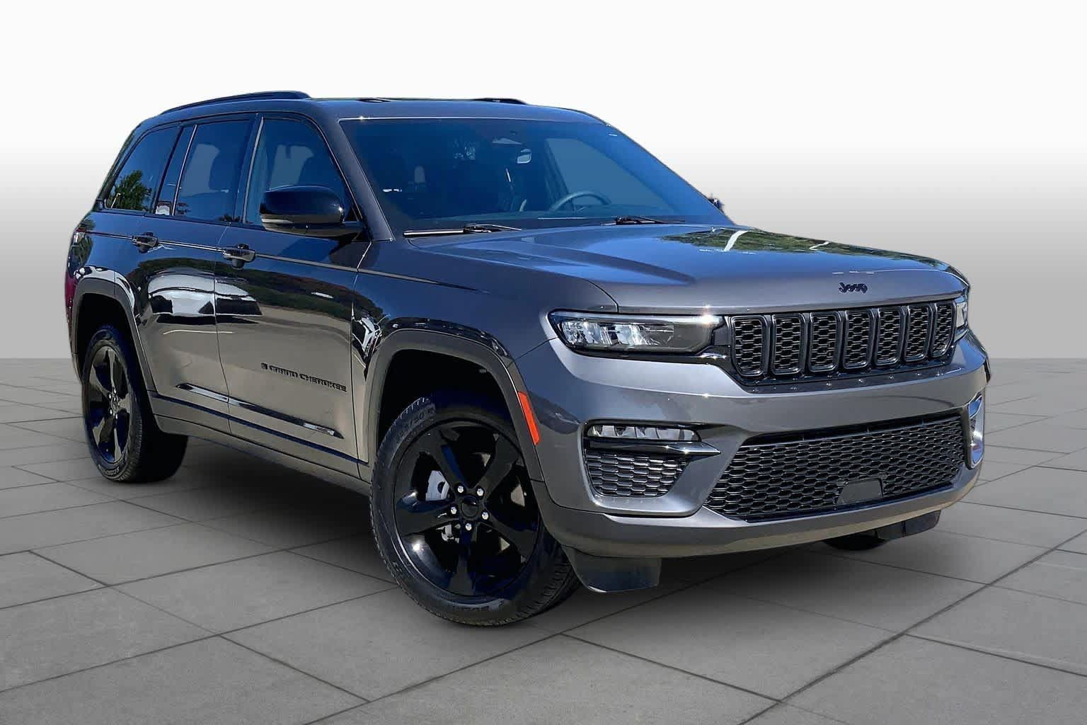 Used 2025 Jeep Grand Cherokee Limited w/ Black Appearance Package AWD/4WD image 3