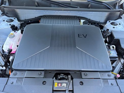Used 2025 Hyundai Kona Limited FWD image 8