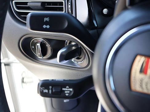 Used 2025 Porsche Macan AWD/4WD image 31