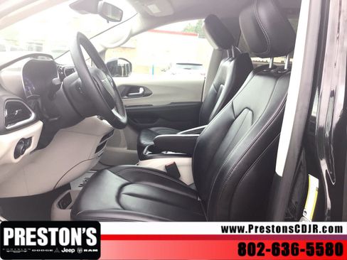 Used 2024 Chrysler Pacifica Touring-L FWD image 11