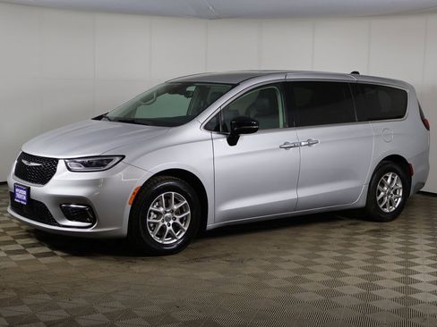 Used 2024 Chrysler Pacifica Touring-L image 9