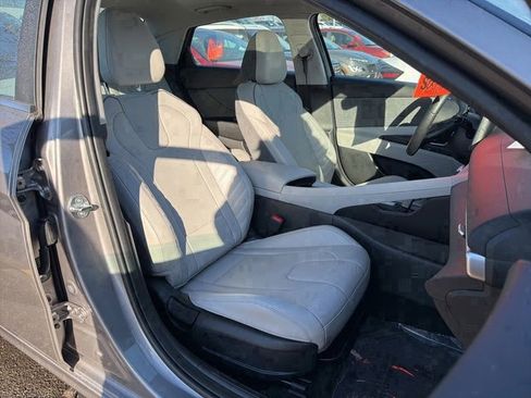 Certified 2023 Hyundai Elantra Limited image 9