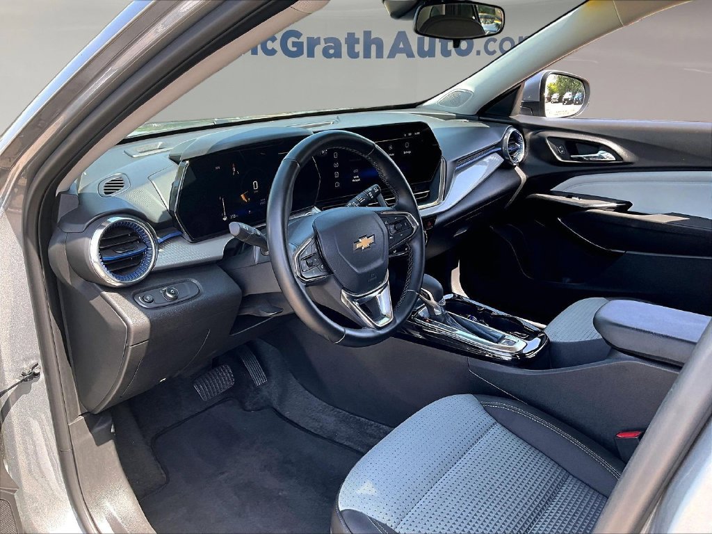 Used 2025 Chevrolet Trax LT w/ LT Convenience Package FWD image 19