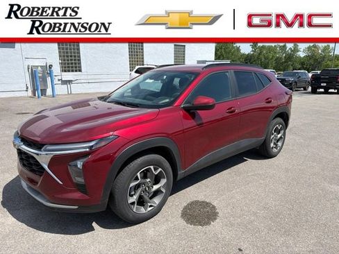 Used 2025 Chevrolet Trax LT FWD image 1