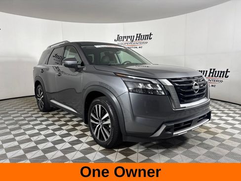 Used 2025 Nissan Pathfinder Platinum FWD image 4