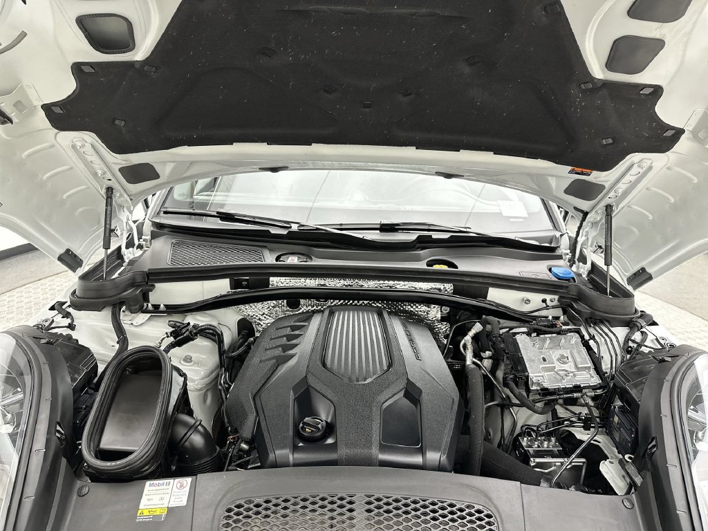 Used 2022 Porsche Macan AWD/4WD image 26