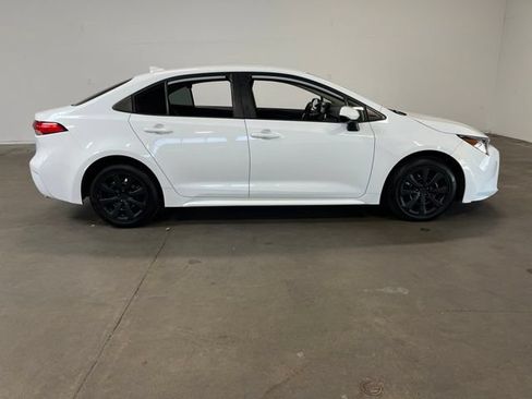 Used 2021 Toyota Corolla LE FWD image 2
