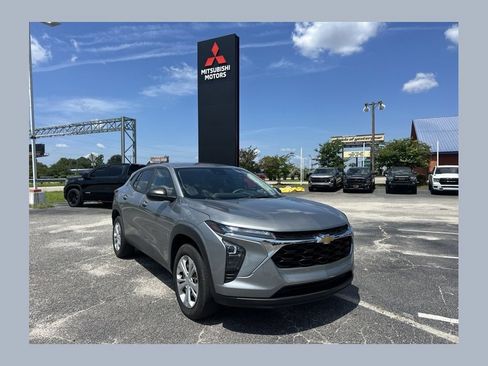 Used 2024 Chevrolet Trax LS w/ Driver Confidence Package FWD image 1