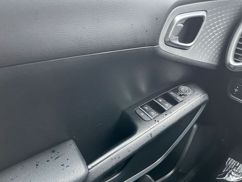 Used 2025 Kia Soul LX w/ LX Technology Package image 18