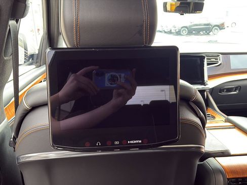 Used 2022 Jeep Grand Wagoneer Series III w/ Rear Seat Video Group 1 AWD/4WD image 36