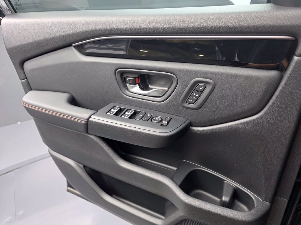 Used 2025 Honda Pilot TrailSport image 29