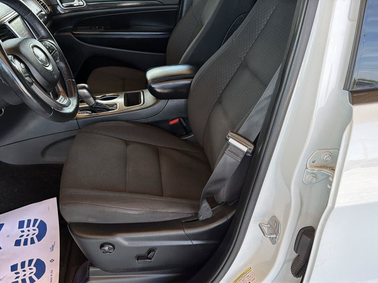 Used 2018 Jeep Grand Cherokee Laredo AWD/4WD image 10