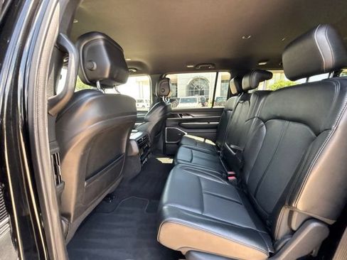 Certified 2024 Jeep Wagoneer L Series II w/ Flexible Seating Group AWD/4WD image 13