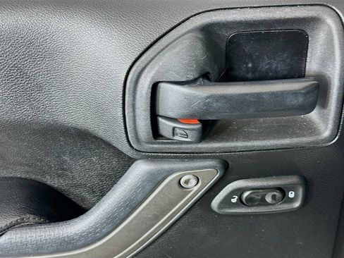 Used 2013 Jeep Wrangler Unlimited Sahara image 16