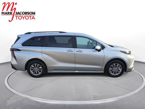 Used 2025 Toyota Sienna XLE image 7