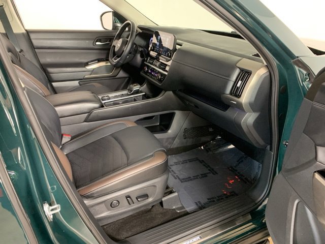 Used 2025 Nissan Pathfinder Platinum w/ Lighting Package (N93) AWD/4WD image 32