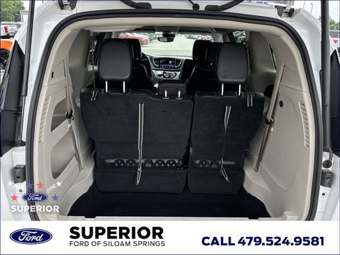 Used 2024 Chrysler Pacifica Touring-L FWD image 7