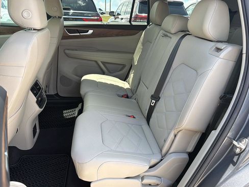 Used 2024 Volkswagen Atlas SE FWD image 12