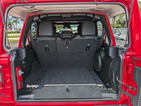 Used 2025 Jeep Wrangler Unlimited Sahara AWD/4WD image 9