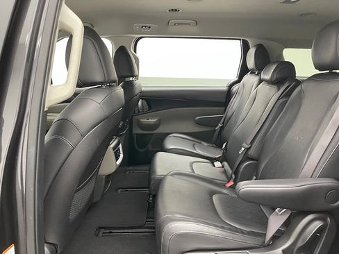 Used 2025 Kia Carnival FWD image 36