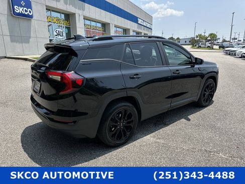 Used 2022 GMC Terrain SLE w/ Driver Convenience Package image 5