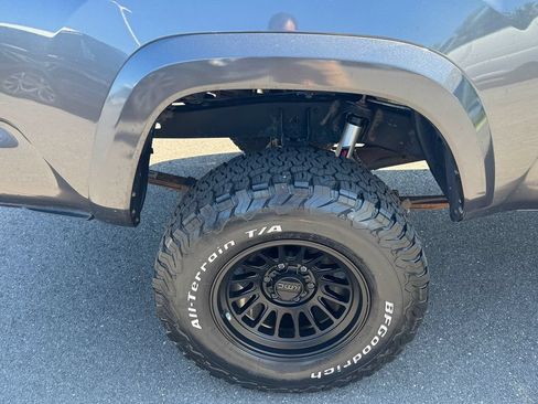 Used 2019 Toyota Tacoma TRD Sport AWD/4WD image 11