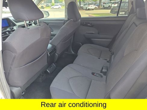 Used 2024 Toyota Highlander LE FWD image 11