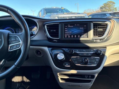 Used 2020 Chrysler Voyager LX w/ Cold Weather Group image 11