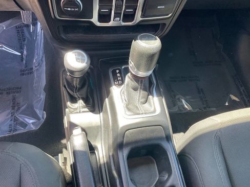 Used 2020 Jeep Wrangler Unlimited Sahara AWD/4WD image 17
