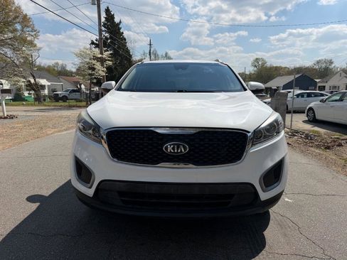 Used 2017 Kia Sorento L w/ LX Convenience Package image 2