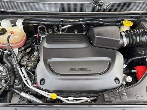 Used 2020 Chrysler Pacifica Touring-L image 27