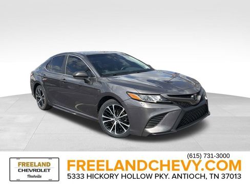 Used 2020 Toyota Camry SE image 1