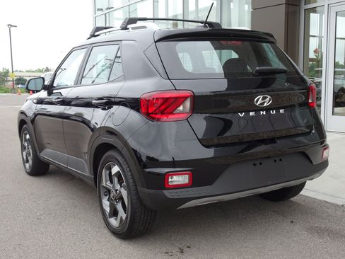 Used 2023 Hyundai Venue SEL FWD image 3
