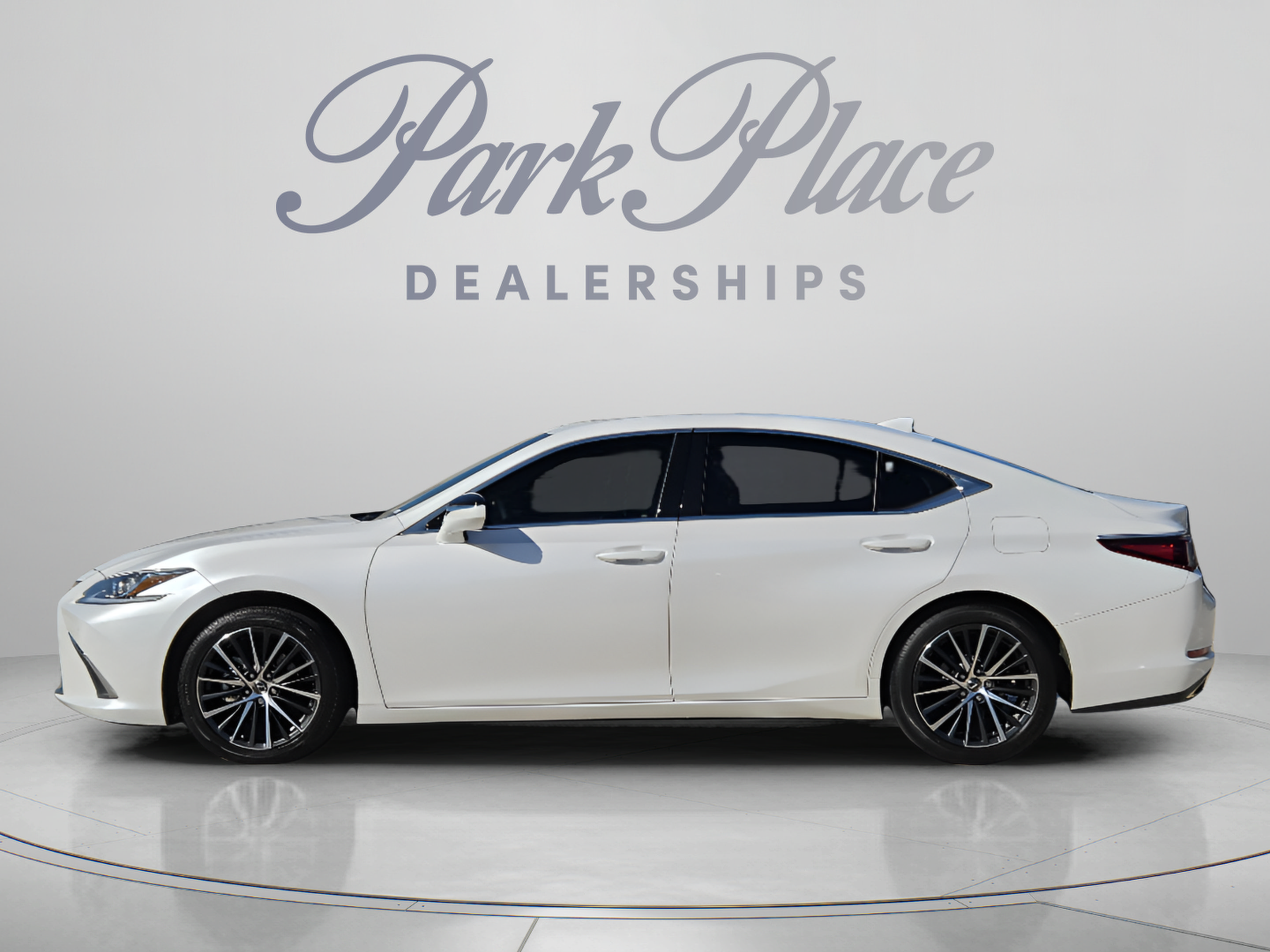Used 2024 Lexus ES 350 w/ Premium Package FWD image 2