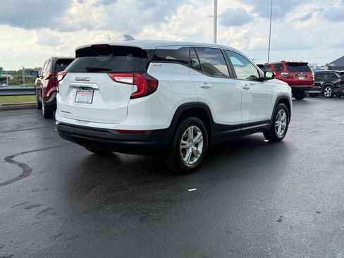 Used 2024 GMC Terrain SLE w/ LPO, Cargo Package FWD image 4