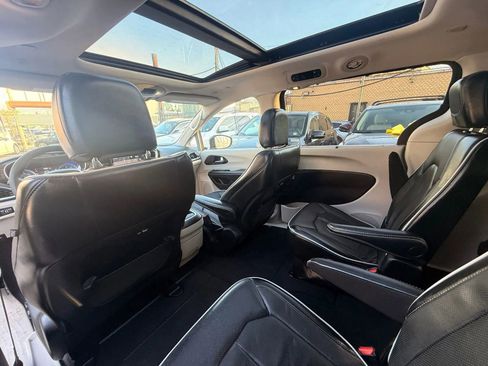 Used 2023 Chrysler Pacifica Limited image 29
