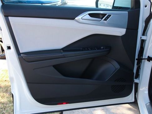Certified 2025 Volkswagen Taos SE image 11