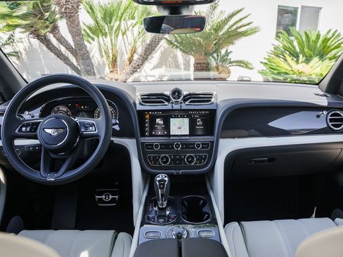 Used 2025 Bentley Bentayga Extended Wheelbase image 4