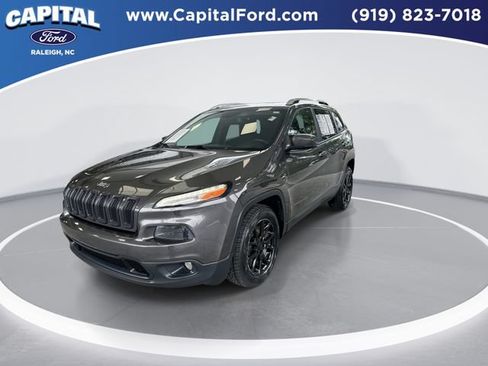 Used 2016 Jeep Cherokee Latitude w/ Safety/Convenience Group FWD image 4