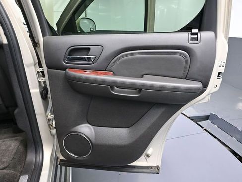 Used 2011 Cadillac Escalade Luxury image 44