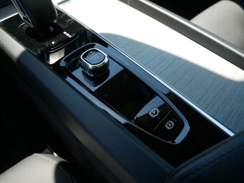 Certified 2025 Volvo XC60 B5 Plus AWD/4WD image 22