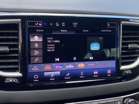 Used 2023 Chrysler Pacifica Touring-L image 22