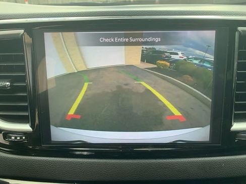 Used 2025 Chrysler Pacifica Select image 28