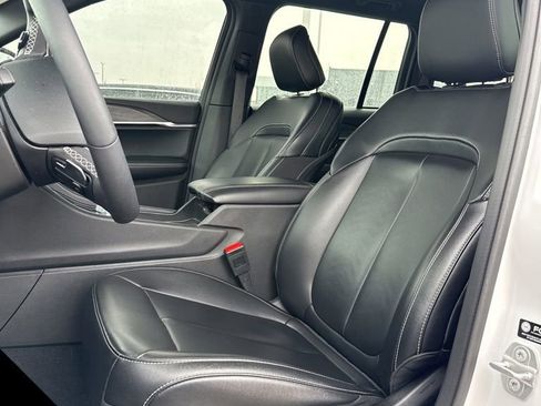 Used 2024 Jeep Grand Cherokee Limited w/ Black Appearance Package image 4