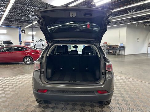 Used 2018 Jeep Compass Latitude w/ Cold Weather Group AWD/4WD image 11