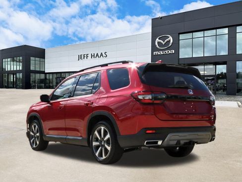 Used 2025 Honda Pilot Touring image 2