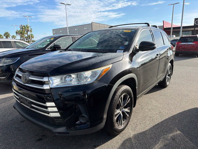 Used 2017 Toyota Highlander LE AWD/4WD image 1