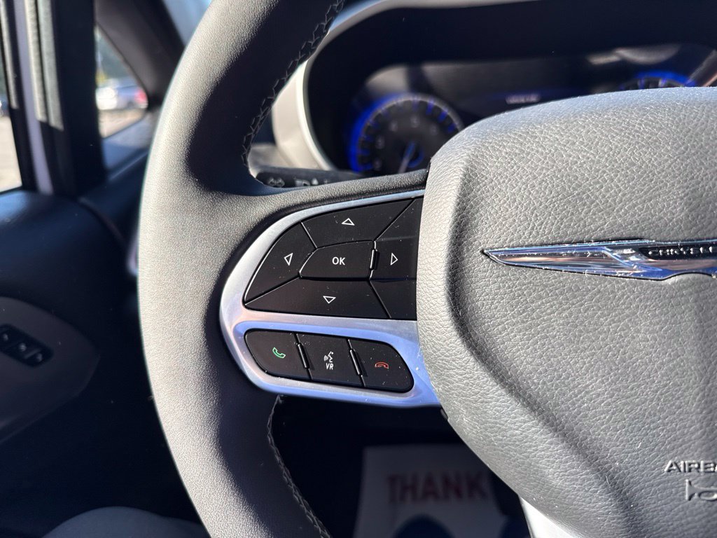 Used 2025 Chrysler Pacifica Select FWD image 15