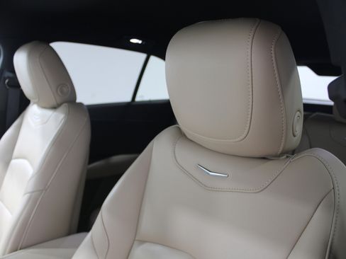 Used 2024 Cadillac XT4 Luxury w/ Cold Weather Package image 5