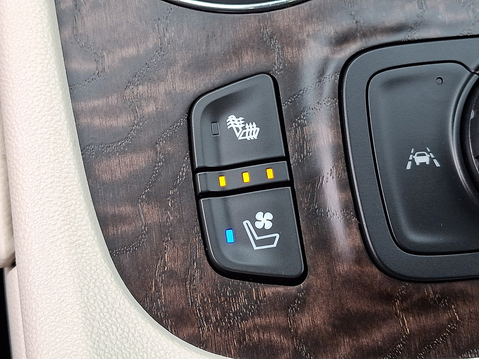 Used 2023 GMC Acadia Denali AWD/4WD image 25